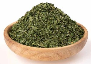 تصویر سبزی خشک در حال خیساندن داخل کاسه آب ولرم